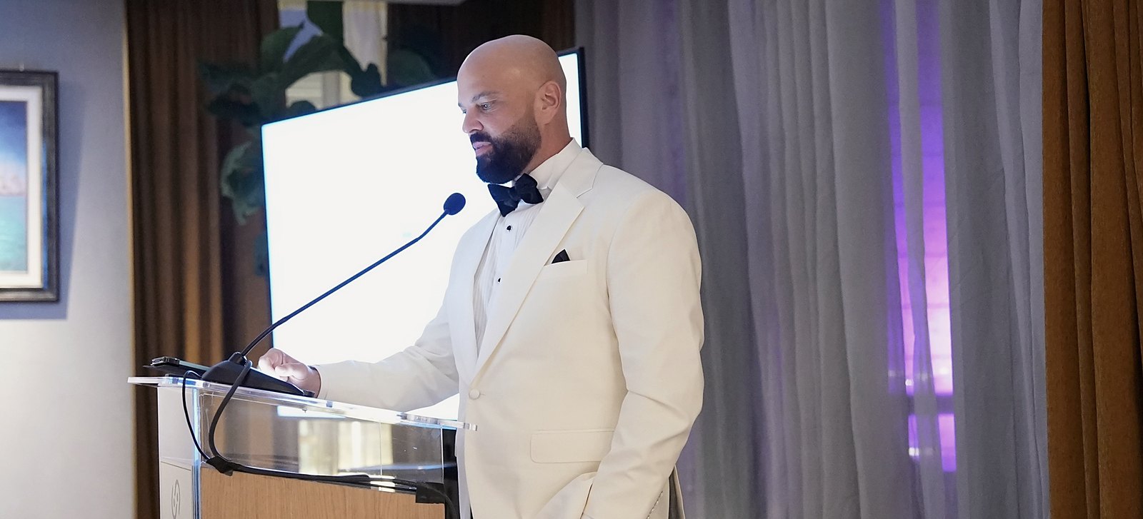 Addressing the room at a Dubai Ventures reception at Capital Club Dubai